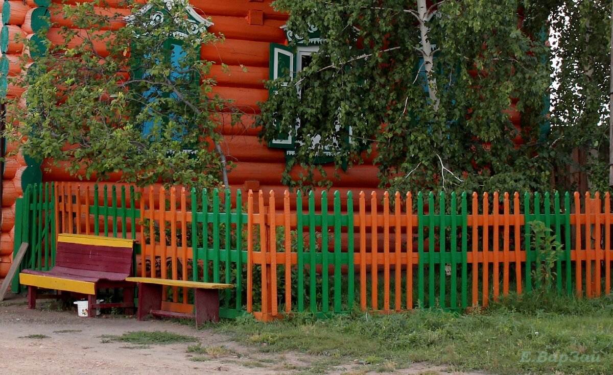 На скамейках этих наши деды, С девушками пели песни в лад.
На скамейках этих, без узоров, Семечки все щелкали, подряд...