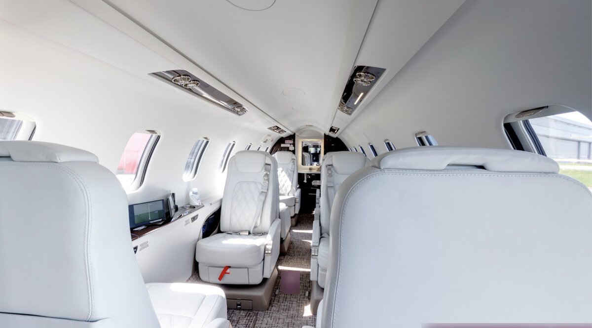 Салон Learjet 75 рассчитан на  2-3 часовые перелеты составом 6-8 человек.