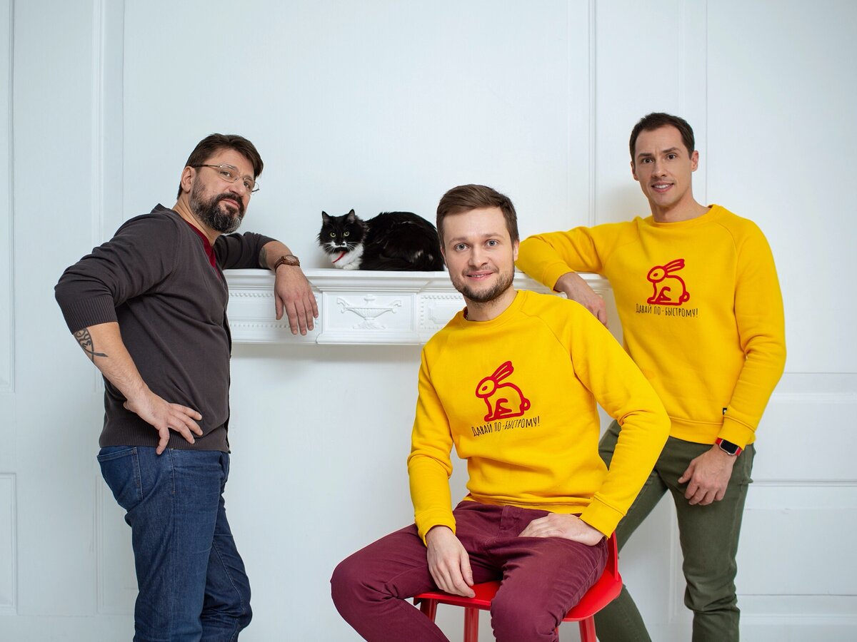 Виктор Логинов, кошка Киса и ведущие YouTube шоу «Давай по-быстрому» Денис Дёмин и Тимур Еремеев (слева направо)