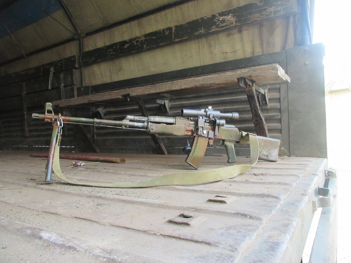 РПК-74 на укороченных сошках  с 20- патронным магазином и прицелом ПСО-1 установленным на смещённую вперед планку.