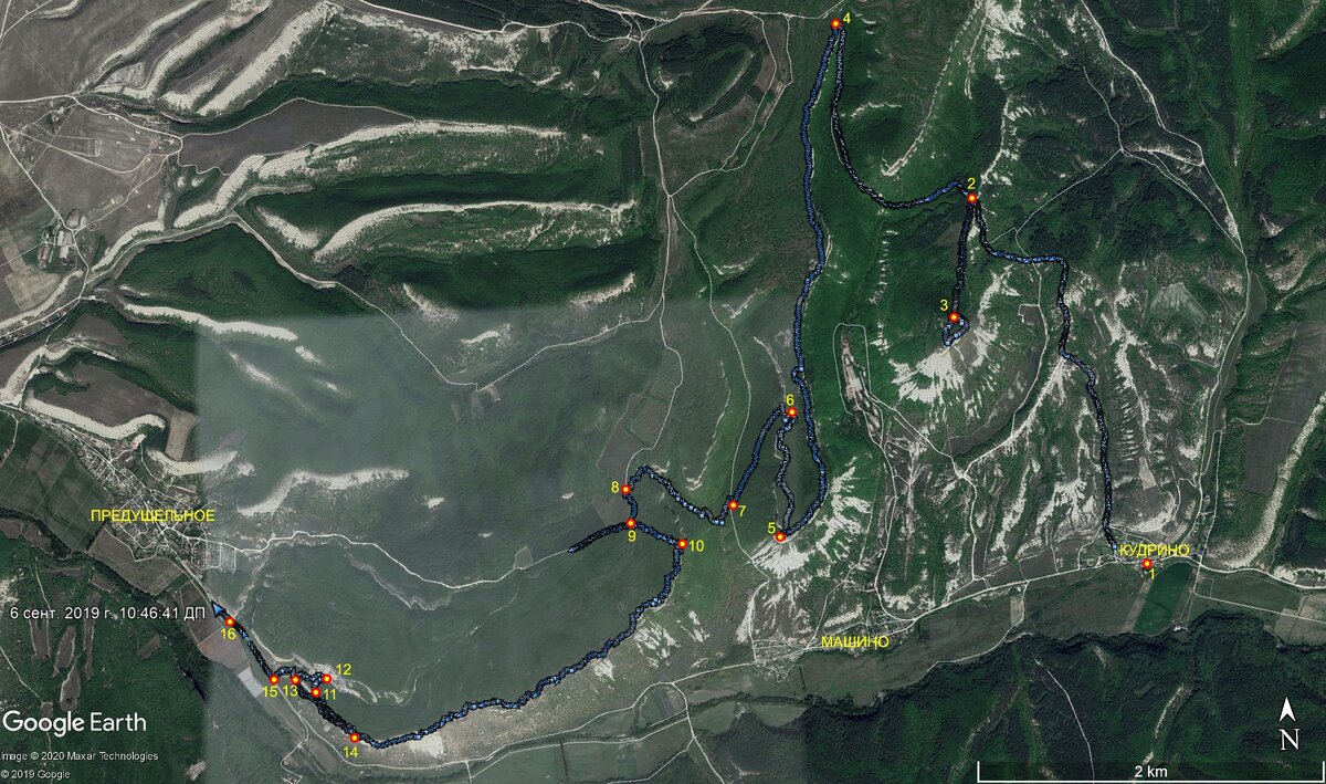 Цифрами на карте обозначены ориентиры: 1 - Остановка "Кудрино", начальная точка похода (запись трека включил не сразу).
2 - Начало тропы непосредственно на Тепе-кермен.
3 - Выход на плато Тепе-кермен.
4 - Выход на тропу, идущую вдоль восточной кромки вытянутого с севера на юг плато Кыз-кермен.
5 - Естественная смотровая площадка на мысе горы Кыз-кермен (виды на восток начинают открываться значительно раньше).
6 - Начало спуска с плато Кыз-кермен на запад, в ущелье Кая-Арасы.
7 - Выход на лесную дорогу, идущую вдоль ущелья Кая-Арасы.
8 - Выход на грунтовку плато Пычки-кая-баш.
9 - Важная развилка на плато, левое ответвление ведёт на его кромку.
10 - Видовая точка на кромке плато (где к обрыву подходит тропинка с северо-запада). Далее практически вся кромка плато Пычки-кая-баш протяжённостью приблизительно три километра является почти непрерывной естественной смотровой площадкой.
11 - Начало спуска с плато к монастырю (верхняя точка очень длинной лестницы с перепадом высот почти 150 метров).
12 - Скит Анастасии Узорешительницы.
13 - Начало тропы к гротам Качи-кальона.
14 - Источник Святой Анастасии Узорешительницы в Четвёртом гроте Качи-кальона.
15 - Выход на главную дорогу долины реки Качи.
16 - Родник Таш-Аир-Чокрак (нижний) у дороги, в 150 метрах от конечной точки похода.