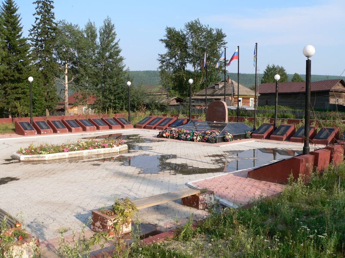 На главном фото: мемориал Победы в Витиме до его сноса