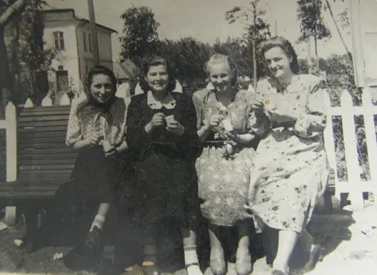 Мама вторая слева, красавица. Какое счастливое лицо. Сейчас таких нет.