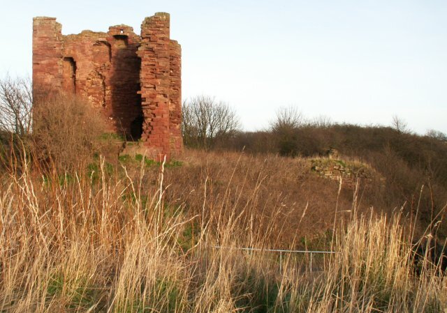 Те самые руины. Источник: https://upload.wikimedia.org/wikipedia/commons/6/6d/MacDuff_s_Castle.jpg