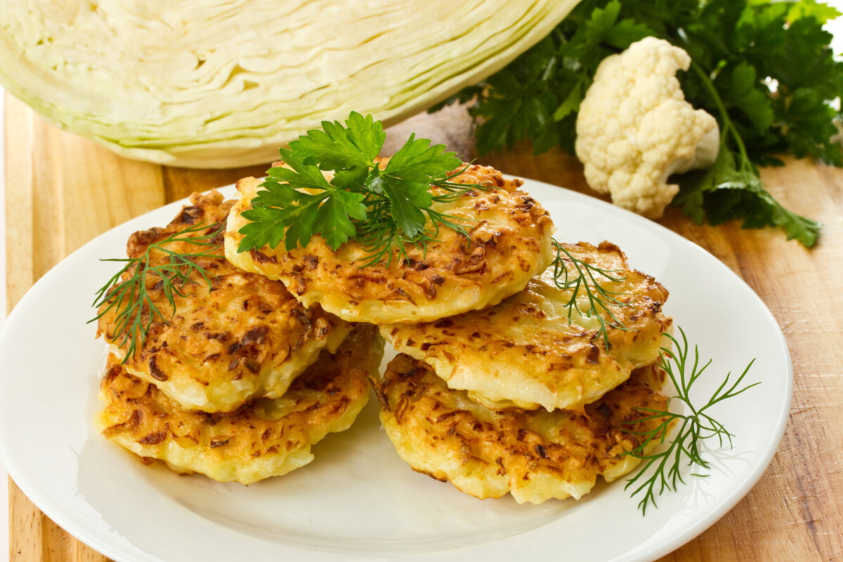 Драники с сыром и колбасой на сковороде. Капустные котлеты. Капустные оладьи. Котлеты из цветной капусты. Капустные котлеты постные