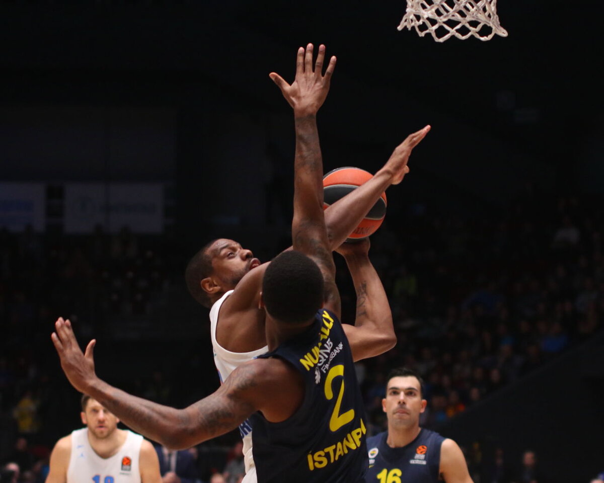 Баскетбольный клуб "Фенербахче" обыграл "Зенит" со счетом 73:68