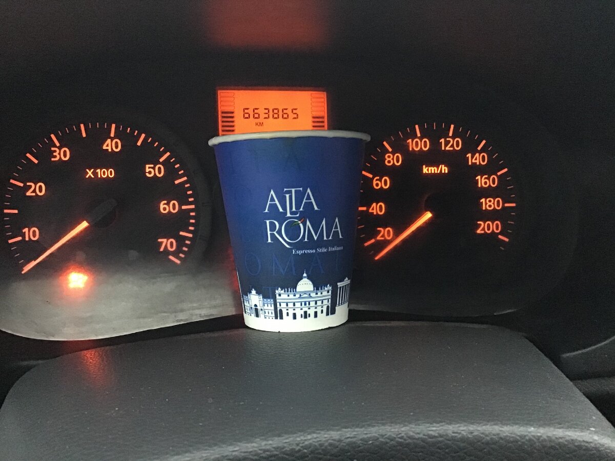 фото кофе в машине в руках ночью