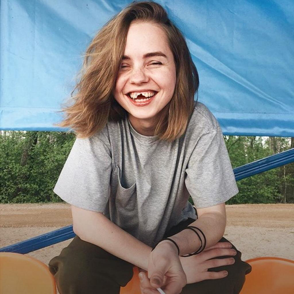 Примерно так выбили Алине два зуба - верхние передние.