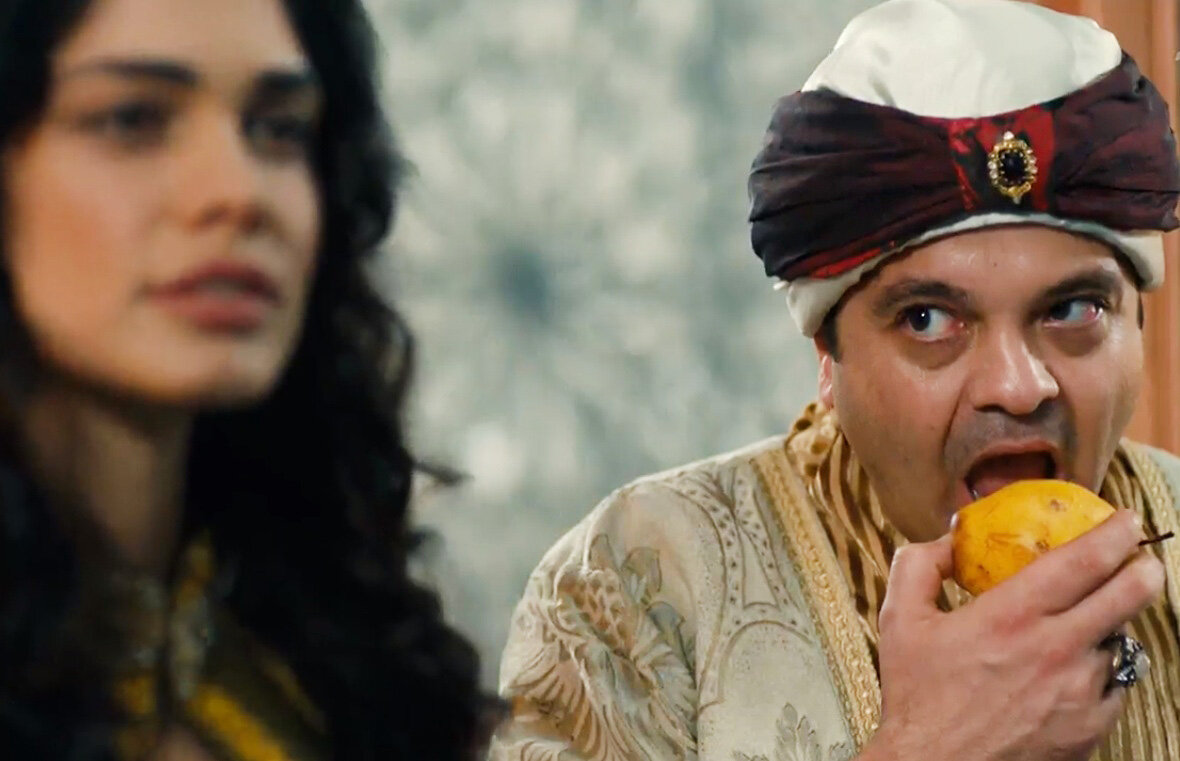 Хошьяр султан, наложница Махмуда, и гаремный ага. Кадр из сериала https://www.ivi.ru/watch/sultan-moego-serdtsa