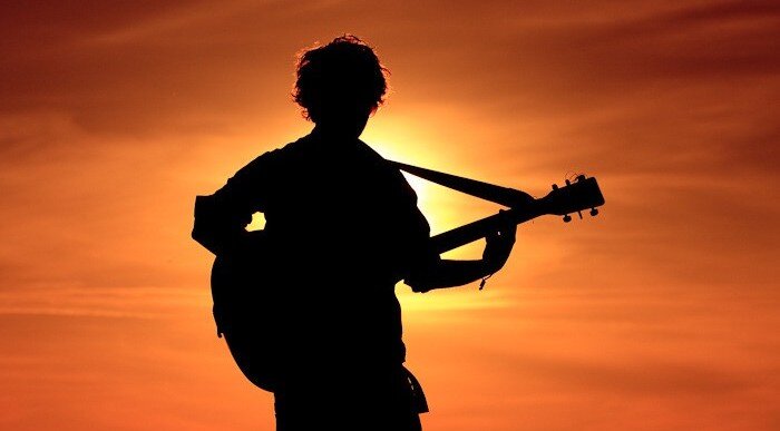 О жизни и непростой судьбе этого человека можно писать отдельную книгу. Александр Спиридонов, более известный как  Комар - культовая фигура воронежского андеграунда 60-70-х годов прошлого столетия.  
Исполнитель городского романса, старых арестантских и уличных песен, он обладал чарующим тембром голоса и оригинальной манерой игры на гитаре. В то время, песни Комара можно было услышать с катушечных магнитофонов и транзисторных приемников на "радиохулиганской" волне. 
