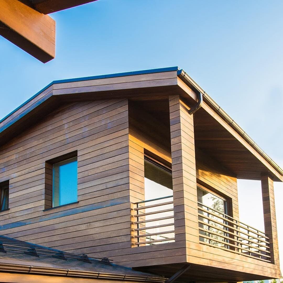 планкен из Кумару коричневого на фасаде виллы