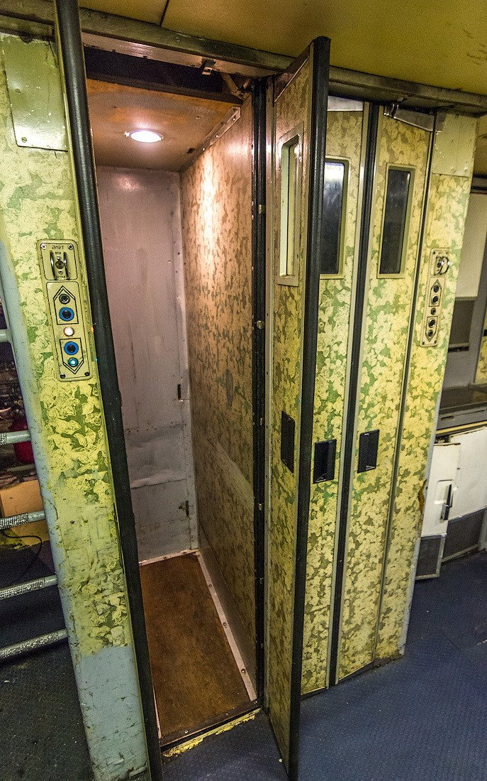 Лифт внутри самолета Ил-86