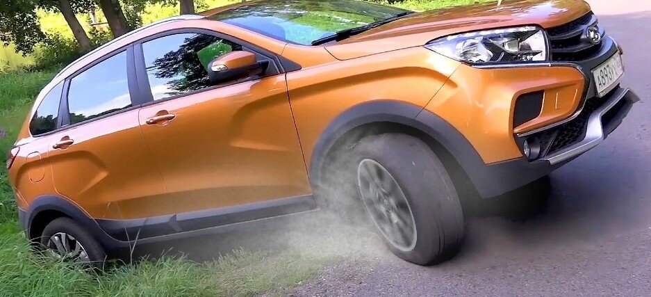 Фото из рекламного каталога АвтоВАЗа: нарисованная пыль из-под колёс недо-внедорожника отечественной сборки. По факту владельцы знают, что даже такой подъём машина не берёт