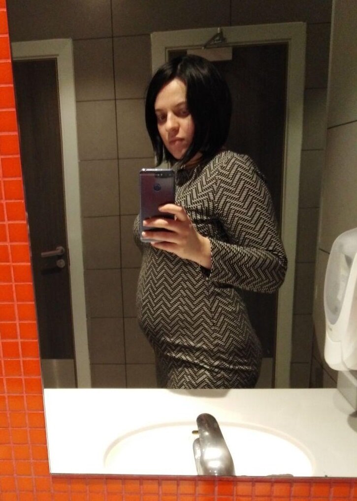 (на фото моя единственная неиронично беременная фотосессия в туалете ресторана КФС х))