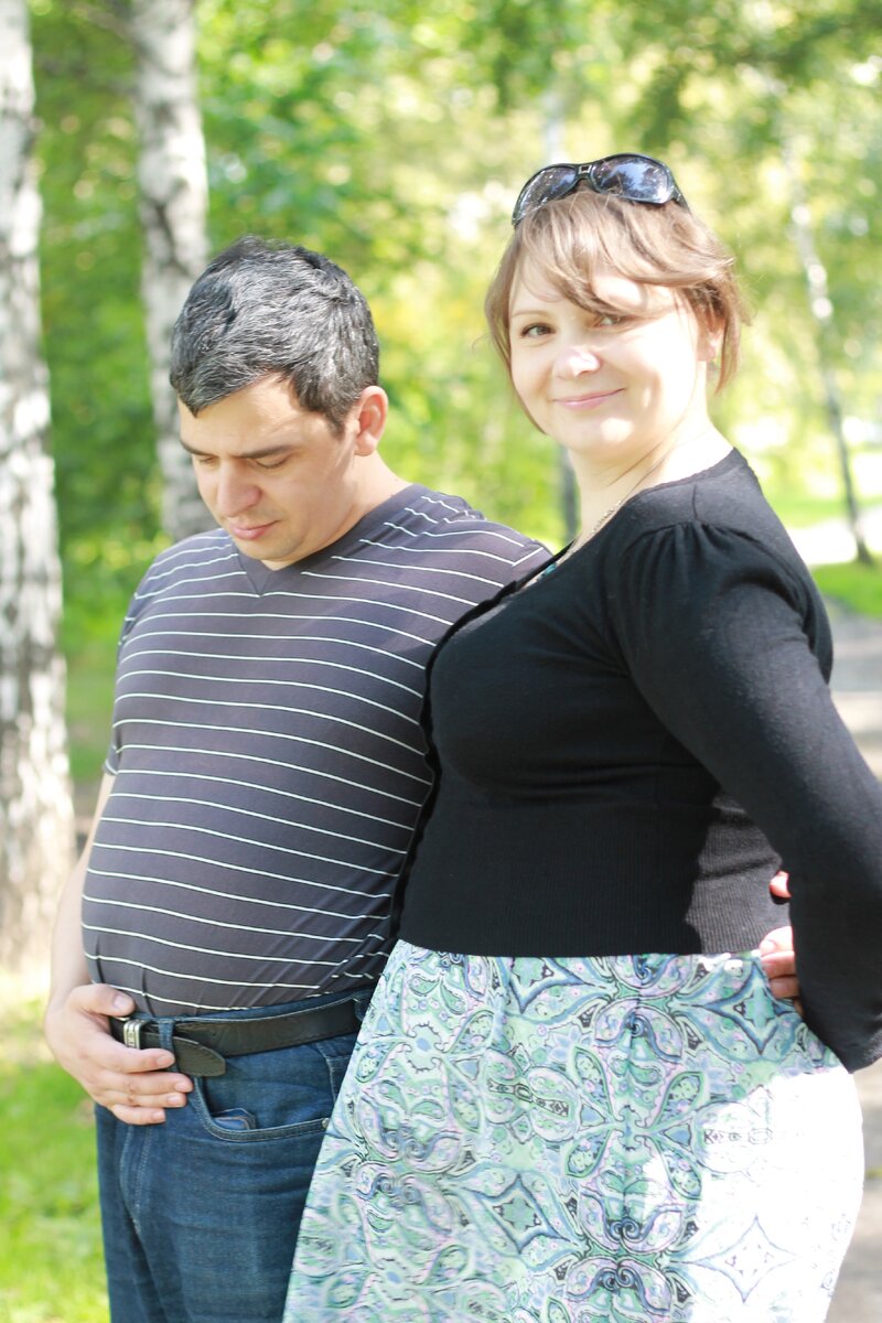 Мой живот на 22-24 неделях беременности. Муж не упустил возможности пошутить на фотографии )