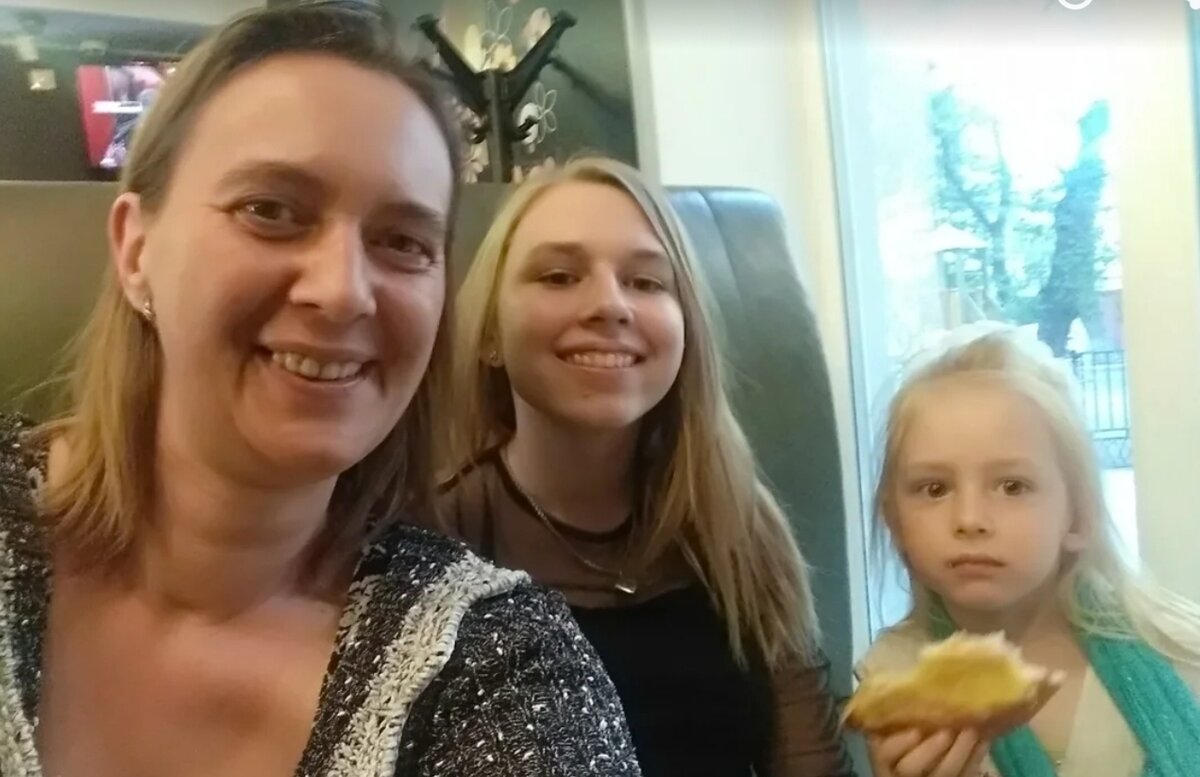 Это я со своими дочерьми. В центре старшая дочь.