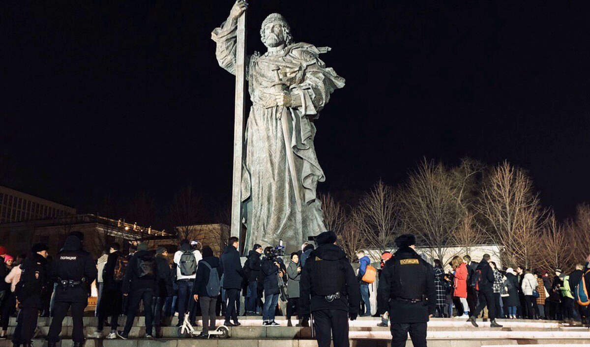 «Одиночные» пикеты у памятника князю Владимиру в Москве