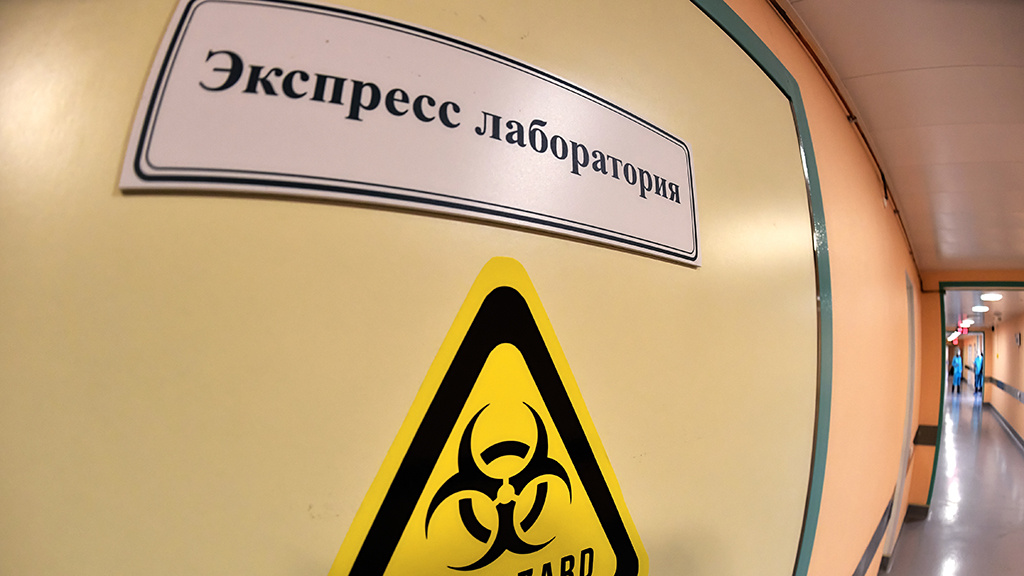 Роспотребнадзор сообщил на своем сайте основные различия между вызываемой коронавирусом болезни COVID-19 и гриппом, отметив, что симптомы схожи, но отличается тяжесть протекания заболевания. Также COVID-19 распространяется медленнее, чем грипп.