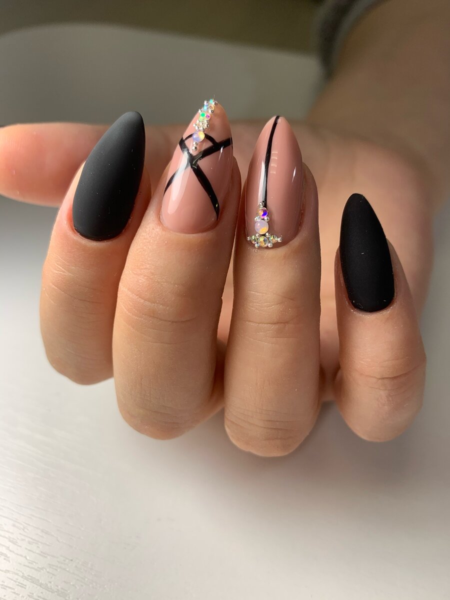 А давайте поговорим о матовых ногтях 🤗
Они такие мягенькие и бархатные ❤️
Мы все их так любим , но не все знают что они имеют свойство пачкаться и тускнеть, если за ними не ухаживать 👆
⚠️И так , несколько советов по уходу за матовым покрытием :
✅Протирайте ногти салфетками на спиртовой основе (они продаются в любой аптеке и стоят копейки )
✅Наверно у всех дома есть жидкость для снятия лака . Можно протирать ей и с покрытием ничего не случиться ( если не мусолить по 10-15 мин конечно )
✅Можно чистить мягкой щеткой с мылом ✅⛔️Самое главное не опускайте руки в красящиеся вещества .пигмент намертво забирается в поры . ✅Используйте перчатки 🧤