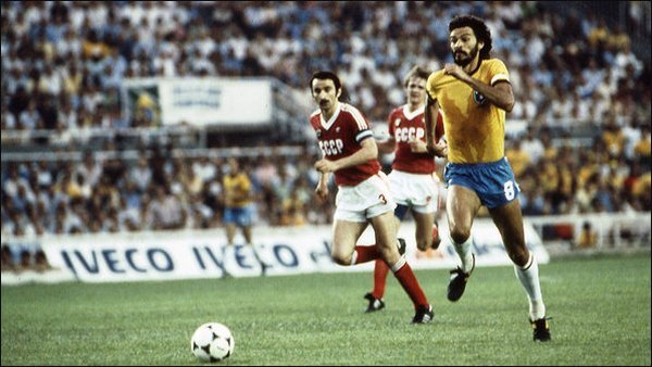 На фото Бессонов, Чивадзе и автор первого гола у бразильцев Сократес