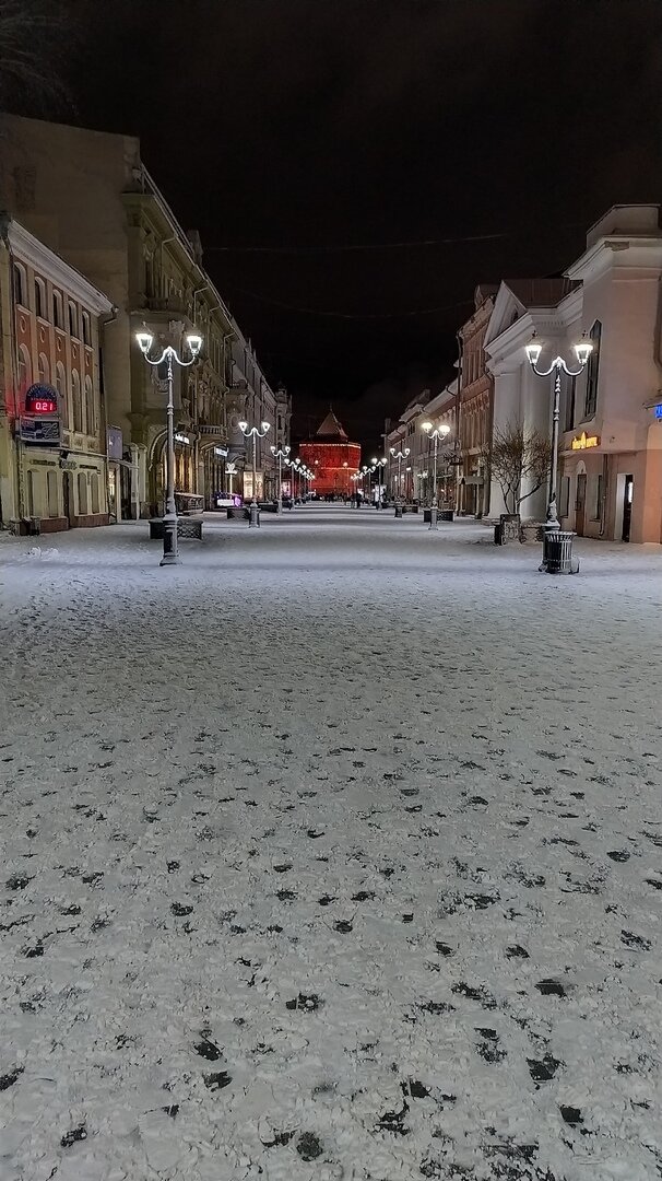 Только поздней ночью здесь никого практически нет