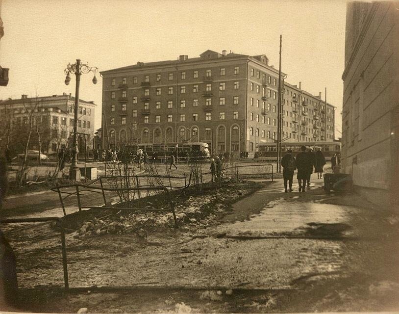 Вид с Крылова в сторону Верх-Исетского бульвара. Справа бывший корпус "Гидрометприбора" (Долорес Ибаррури, 2).
В центре Жилой дом (Верх-Исетский бульвар, 25).
Слева Школа №1 (Верх-Исетский бульвар, 23).
Сейчас на месте старой школы построена новая.
