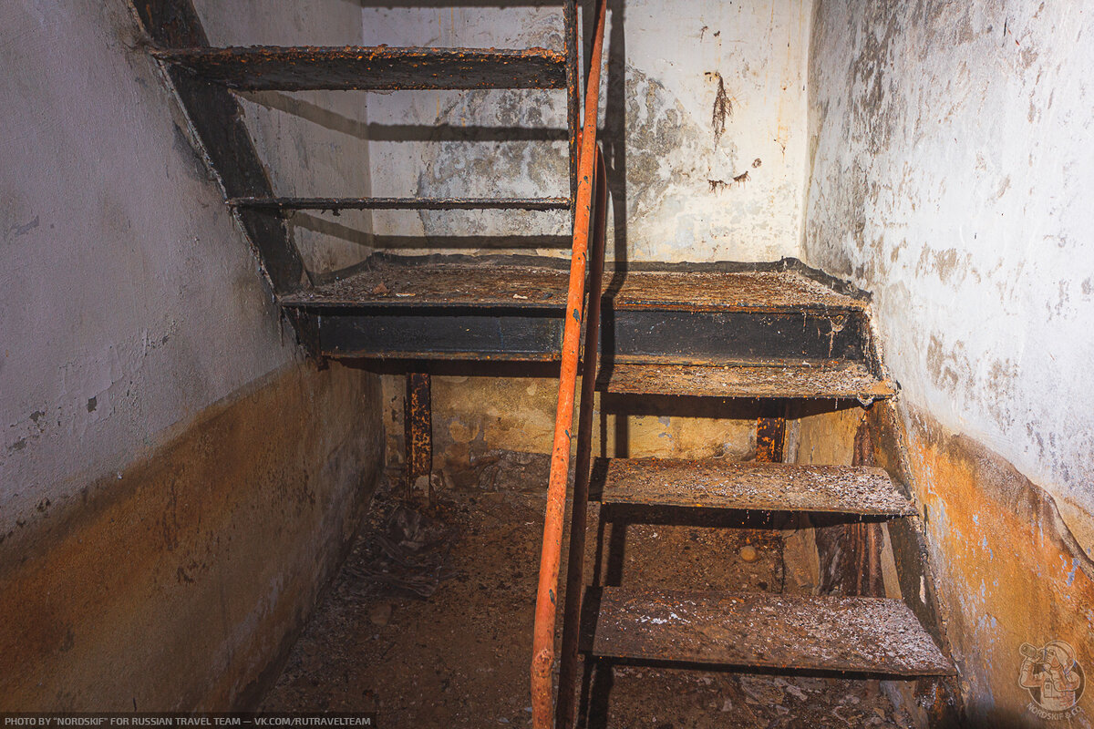 Нашёл люк на руинах заброшенного советского завода. Спустился на 6 метров вниз... ???