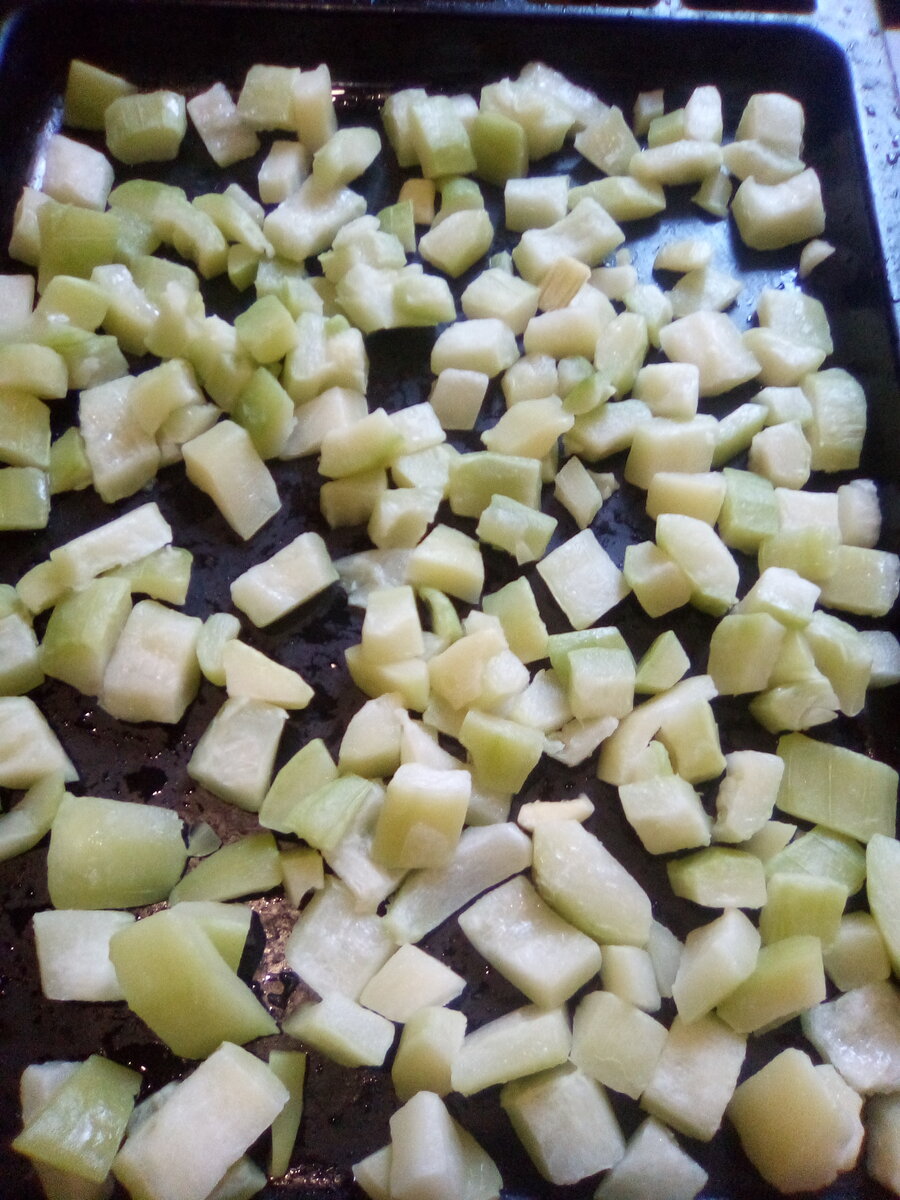 Кабачки я режу небольшими кусочками.