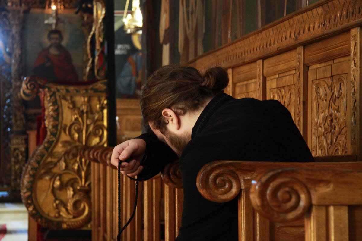 Почему в церкви текут слезы: причины и значения!