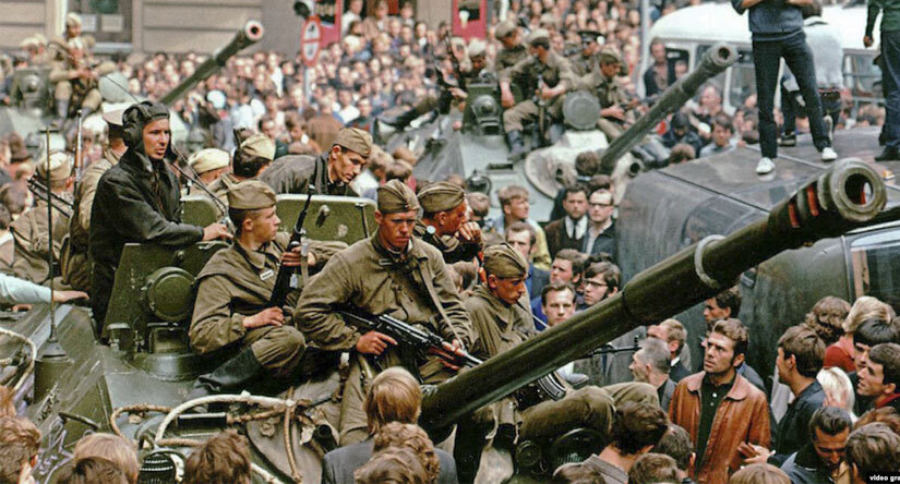 Советские войска на улицах Праги. 1968 год