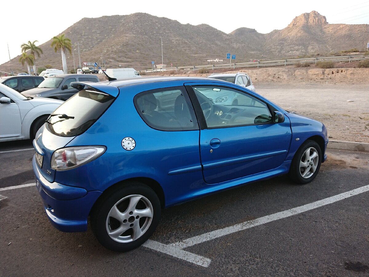 А европейцу не стыдно ездить и на старенькой машинке...