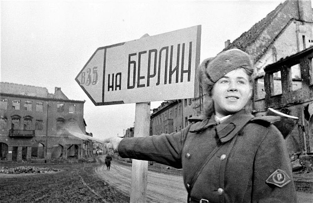 Регулировщица 170-го дорожно-комендантского участка 35-й военно-автомобильной дороги Татьяна Александрова. Фото: waralbum.ru