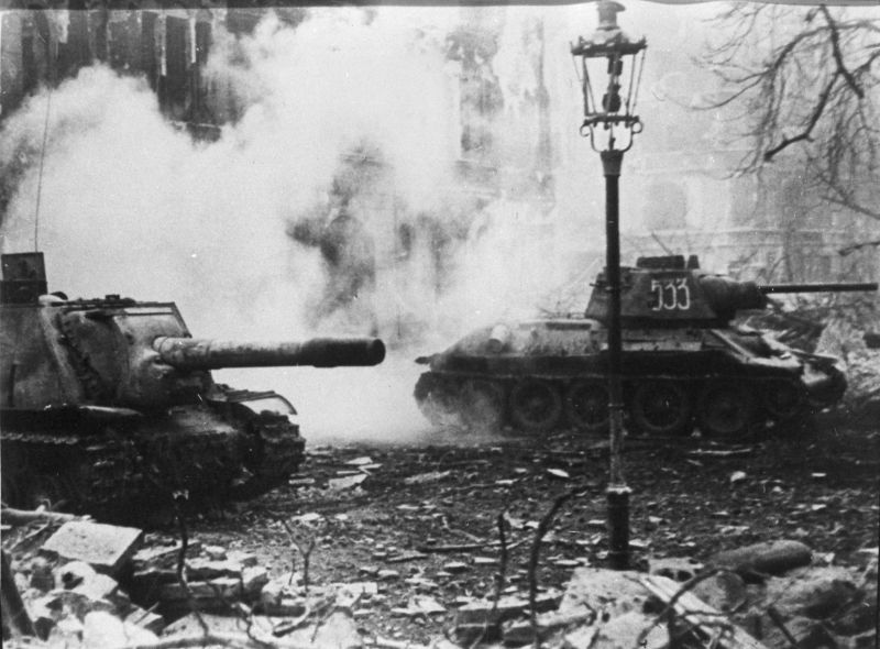 Советская САУ ИСУ-152 и огнеметный танк ОТ-34-76 в бою на улице Бреслау <= http://waralbum.ru/329977/