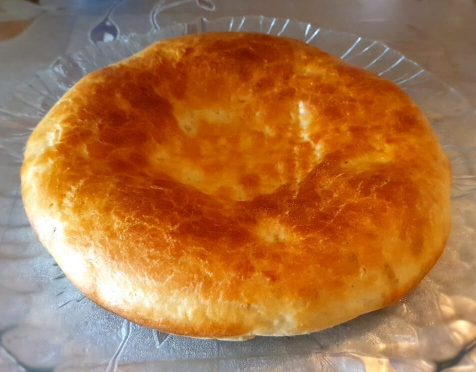 Дрожжевая узбекская лепешка, приготовленная в духовке