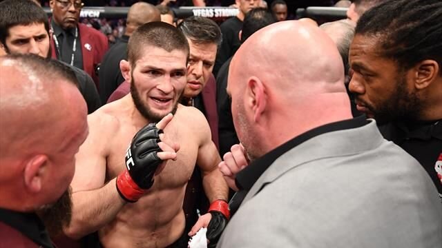 Изначально UFC 249 должен был пройти в американском Бруклине, но из-за пандемии коронавируса в штате Нью-Йорк закрыли все публичные мероприятия.
Хабиб Нурмагомедов никак не вылетит на бой с Тони Фергюсоном из-за закрытия границ в России.