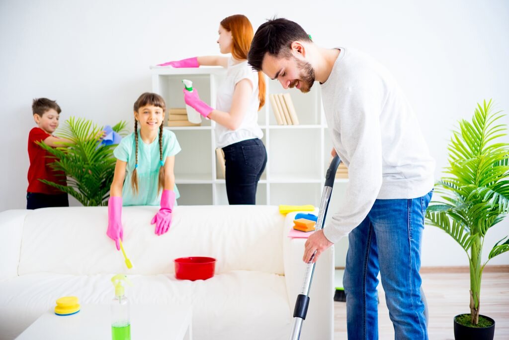 Много помогать по дому. Семья уборка. Уборка квартиры всей семьей. Семья убирается дома. Уборка квартиры вместе с детьми.