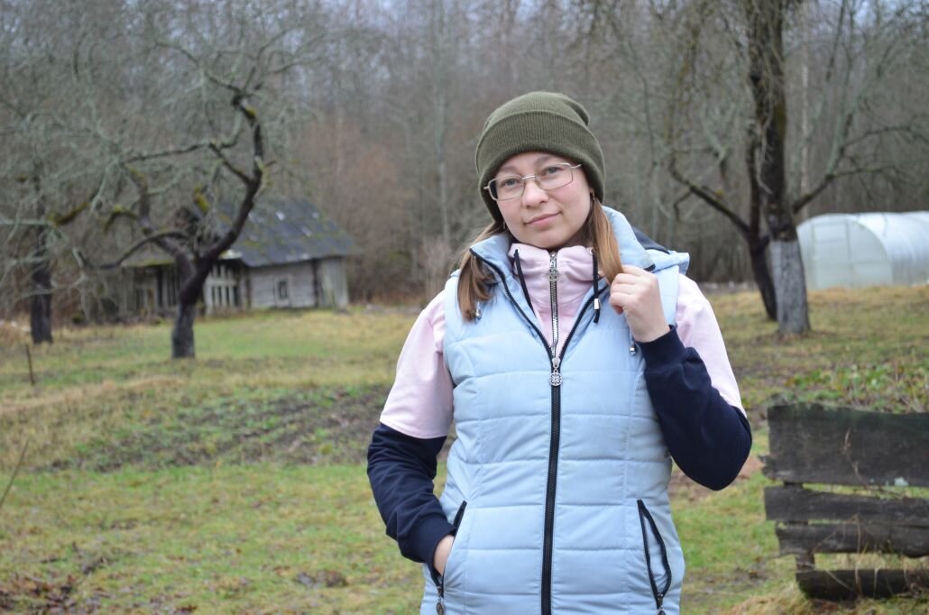 На заднем плане моя плантация клубники, сад и теплица.