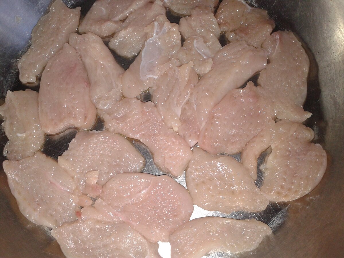 Кусочки мяса в форме для запекания.