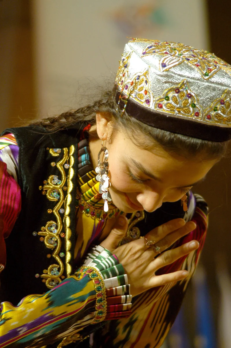 Таджикски салом. Узбекские женщины. Приветствие в Узбекистане. Узбекская девушка в тюбетейке. Головной убор уйгуров.