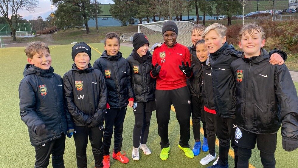 Дети из академии стокгольмского футбольного клуба Броммапойкарна продолжают тренироваться, хоть с ограничениями, и сегодня.