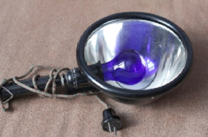 Согревающие процедуры позволяют справляться с насморком при условии отсутствия в носоглотке бактериальной инфекции.
Варят яйцо (можно взять картофелину), заворачивают в ткань и прикладывают к переносице на 10 минут. Соблюдается осторожность, чтобы не получить ожог. Альтернативным способом является нагревание на сухой сковороде гречневой крупы (подойдет пшено, соль или песок средней фракции). Сложить в плотный холщовый мешочек и держать на переносице.
Если имеется ультрафиолетовая лампа, то используют ее для прогревания. После включения прибора время воздействия светового потока составляет 12 – 15 минут.