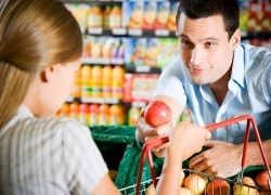 В этой старинной поговорке скрыт следующий ключ к успеху в искусстве общения. Для того чтобы стать общительнее надо быть смелее. Забудьте про свои комплексы, они есть у каждого и даже самая идеальная красотка, по вашему мнению, внутри мучается и переживает из-за какого-нибудь выдуманного недостатка. Поверьте в свою значимость и исключительность. Не бойтесь, что вам нагрубят в ответ или откажут. Люди разные, обязательно найдется та, которая вам ответит и улыбнется в ответ. К тому же смелость необходима для мужчин, ведь если вы не решаетесь заговорить с девушкой, то она может решить, что не нравится вам и пойдет на свидание с тем, кто смелее, а быть может она бы предпочла вас всем остальным мужчинам.