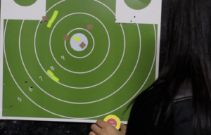 Мишень изготовленная из трехслойного картона диаметром — 50 мм. (рабочая зона содержащая пиротехнический состав — 30 мм.) с обратной стороны снабжена двусторонним скотчем, для крепления. Подходит для стрельбы из различного вида оружия (карабин, пистолет, пневматика, airsoft, арбалет, лук и др.), при срабатывании происходит яркая вспышка и громкий хлопок. Просты в утилизации (т. к. изготавливаются из картона, то для их полной утилизации достаточно подержать их в воде несколько часов).