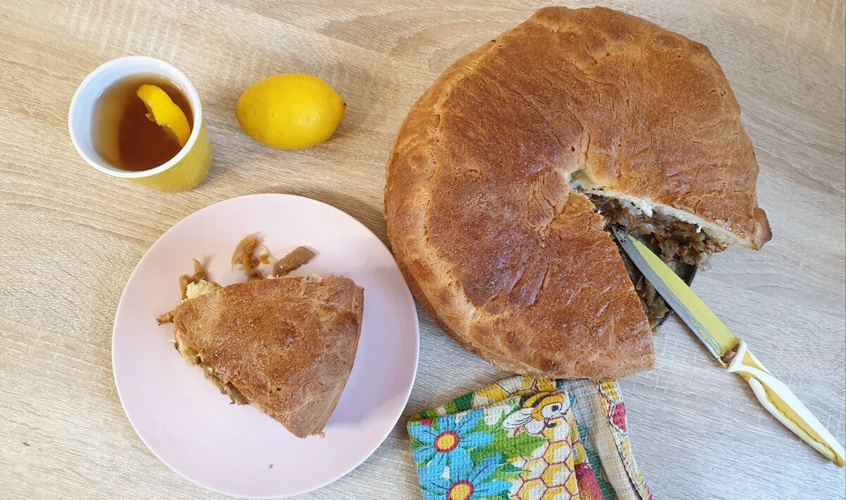 Заливной пирог с капустой и фаршем в духовке: рецепт - Лайфхакер