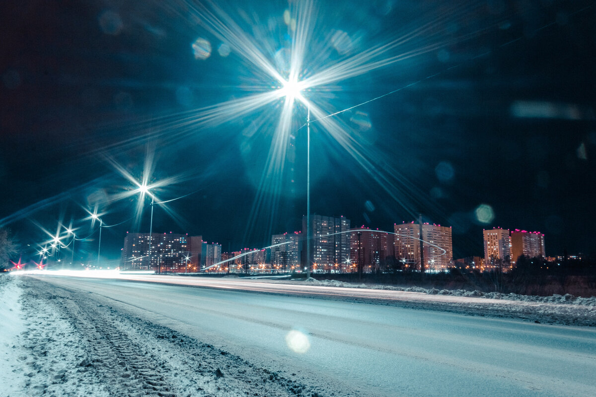 Сегодня все чаще вместо привычных фонарей в городах используют уличное освещение светодиодное. Причем его применяют не только на улицах, но также и в парках и на придомовых территориях. 
Естественно, что к светильникам, устанавливаемым в таких местах, предъявляются несколько особенные эксплуатационные требования.

Например, светодиодное уличное освещение должно обладать хорошими прочностными характеристиками и выдерживать солидные ударные нагрузки. Фонари этого типа также отличаются стойкостью к уличным вибрациям, пыле- и влагозащищенностью. Кроме того, данные светильники не боятся резких температурных скачков и сильных холодов.

По сравнению же с "классическими" лампами уличное освещение светодиодное обладает следующими преимуществами:

значительно более долгий срок службы; малое энергопотребление; снижение пиковых нагрузок на электросети из-за отсутствия скачка энергопотребления в момент включения; быстрая окупаемость; плавное включение.

Кроме того, большинство моделей таких светильников оснащается специальными датчиками освещенности. Это означает, что они плавно включаются лишь с наступлением темноты, а не горят круглые сутки, расходуя энергоресурсы. Светодиодное уличное освещение повсеместно используется и для декоративного оформления фасадов зданий, павильонов, архитектурных достопримечательностей и т. д. А огромное разнообразие форм и размеров светильников, а также мощности и яркости, позволяет без проблем подобрать изделия для решения любых задач, от освещения парковки или транспортных магистралей до художественного оформления памятников и общественных зданий.