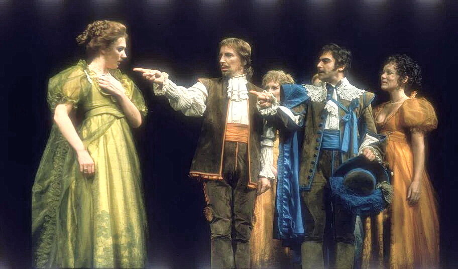 Дэвид Суше (держит шляпу) в постановке комедии Шекспира «Бесплодные усилия любви». 1975 год