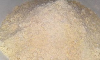 Продукты комнатной температуры – залог хорошей выпечки. Запомните это простое правило. За час до приготовления, приготовьте все ингредиенты.
Взбейте размягчённый маргарин с сахаром до однородности. Добавьте яйцо и ещё раз хорошо взбейте.