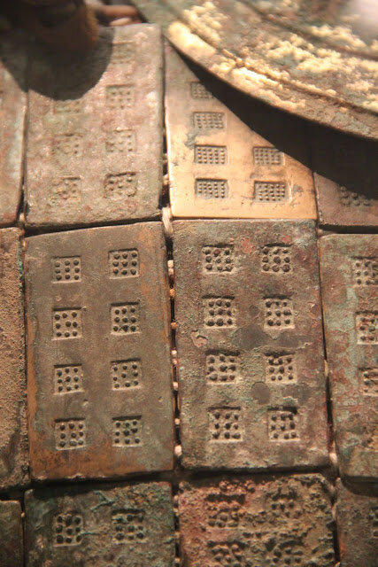 Вот это пластины кирасы. Здесь все кажется архаичным, но еще более-менее нормальным. Обратите внимание на изображения, к ним мы еще вернемся.