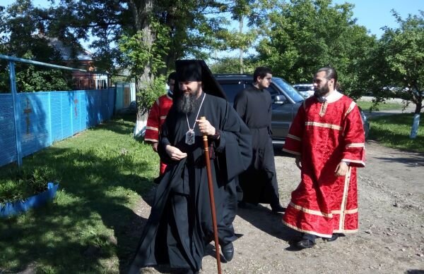 Прибытие епископа Игнатия на бронированном джипе в станицу Новолабинскую для участия в пятидневном крестном ходе. Май, 2017 год