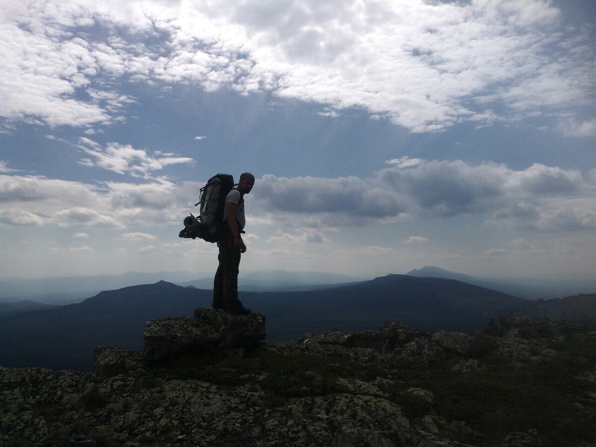 На фоне волн Уральских гор